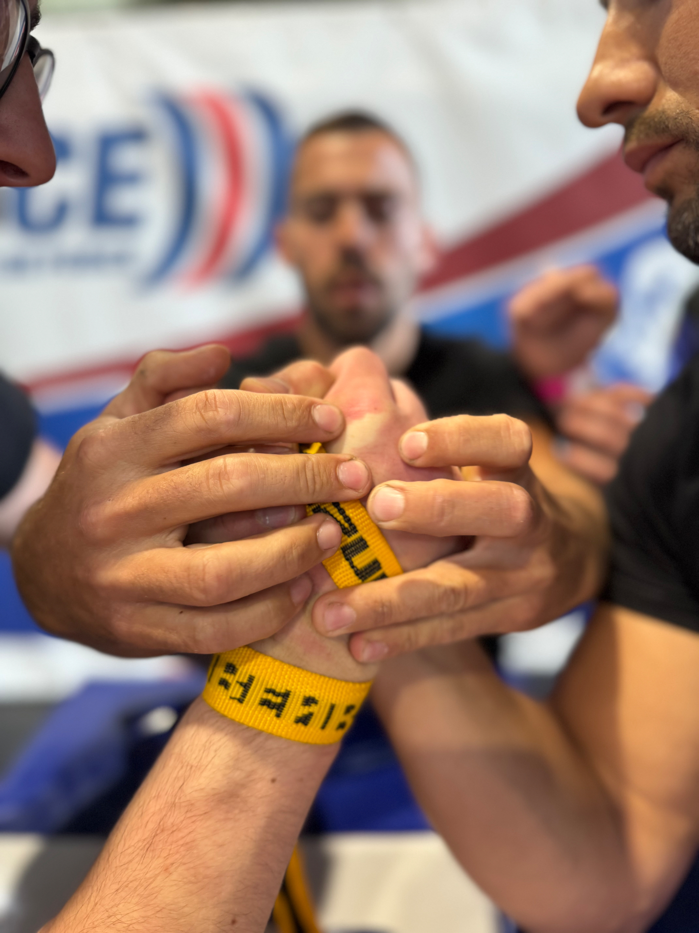 Duel de bras de fer sportif : deux athlètes engagés dans une prise de main